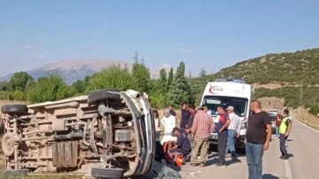 Isparta'da minibüsle tarım aracı çarpıştı: 1 ölü, 13 yaralı