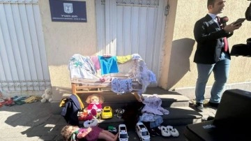 İsrail Büyükelçiliği önüne çocuk oyuncakları bırakıldı