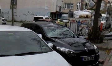 İstanbul lodosa teslim: Sultangazi'de çatı uçtu, 3 otomobil zarar gördü
