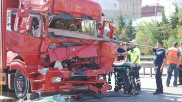 İstanbul TEM Otoyolu'nda tıra çarpan kamyon yola devrildi