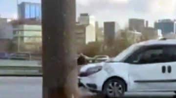 İstanbul trafiğinde şaşırtan görüntü! Aracını sağa çekip namaz kıldı