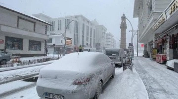 İstanbul Valisi Yerlikaya'dan kar uyarısı: Zorunlu olmadıkça trafiğe çıkmayın
