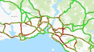 İstanbul'da etkili olan sağanak trafiği felç etti