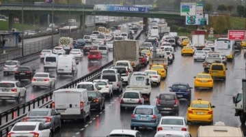İstanbul'da etkili olan yağış trafiği felç etti! Yoğunluk yüzde 80 seviyesini geçti