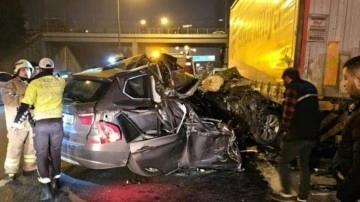 İstanbul'da feci kaza! Otomobil tırın altına girdi