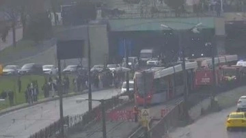 İstanbul'da feci kaza! Tramvayın çarptığı bir kişi hayatını kaybetti