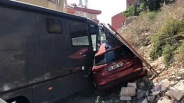 İstanbul'da freni boşalan karavan park halindeki araca çarptı!