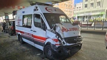 İstanbul'da hatalı dönüş yapan minibüsle ambulans çarpıştı!