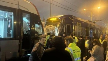 İstanbul'da iki tramvay kafa kafaya çarpıştı!