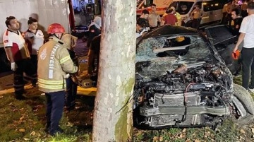 İstanbul'da kan donduran kaza! Yan yola uçan araç ağaca ok gibi saplandı: 5 ölü