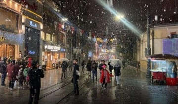 İstanbul'da kar yağışı! Taksim beyaza büründü