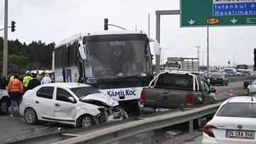 İstanbul'da karşı şeride geçen otobüs çok sayıda araca çarptı!