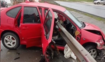 İstanbul'da korkunç kaza! Araç bariyerlere ok gibi saplandı, sürücü ağır yaralandı