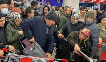 İstanbul&rsquo;da market açılışında 'indirim' izdihamı