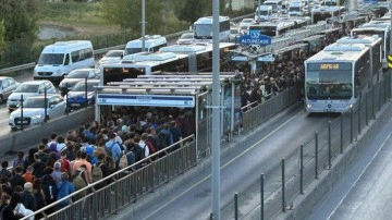 İstanbul'da metrobüs duraklarında yine yoğunluk yaşandı