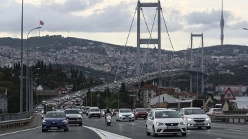 İstanbul'da metrobüs köprüde bozulunca trafik kilitlendi!