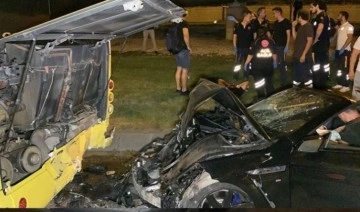 İstanbul'da otomobil otobüse çarptı: 1'i ağır, 4 yaralı