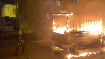 İstanbul'da park halindeki kamyonet alev alev yandı