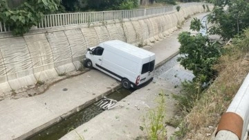 İstanbul'da park halindeki kamyonet dereye düştü!