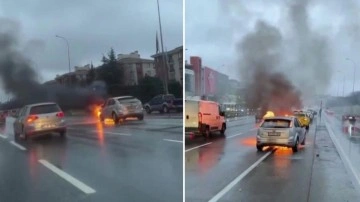 İstanbul'da seyir halindeki otomobil alev alev yandı!