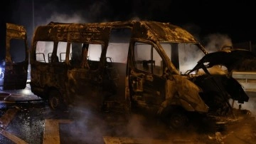 İstanbul'da seyir halindeki servis minibüsünde yangın çıktı!