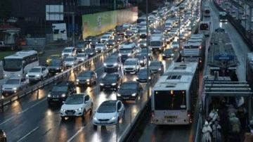 İstanbul'da trafik çilesi: Metrobüs duraklarında yoğunluk!