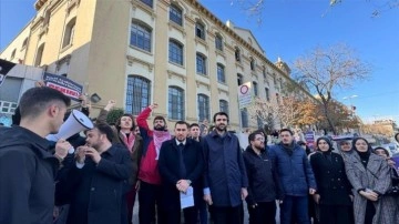İstanbul'da üniversitede "mescide ayakkabıyla girilmesi" protesto edildi
