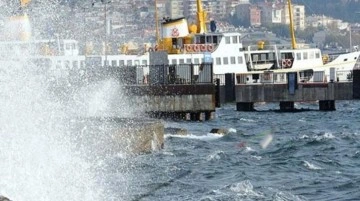 İstanbul'da ve İzmir'de vapur seferlerine lodos engeli