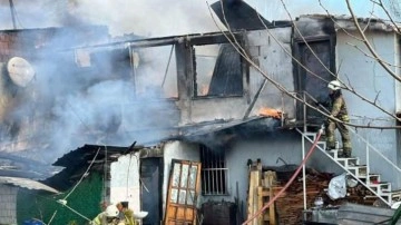 İstanbul'da yangın paniği: 2 katlı ev alev aldı