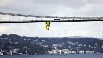 İstanbul'daki köprülere dev Fenerbahçe bayrakları asıldı!