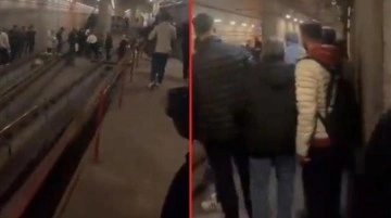 İstanbul'un en işlek hatlarından ikisinde arıza! Vatandaşlar raylara inip durağa yürüdü