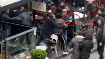 İstanbul'un tarihi semtinde korku dolu anlar! Baltalı saldırgan kafeyi bastı