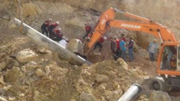 İstinat duvarı çöktü, göçük altında kalan operatör öldü