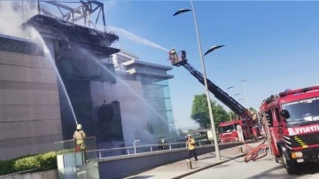 İstinyePark AVM'de çıkan yangın itfaiye ekiplerinin müdahalesiyle söndürüldü