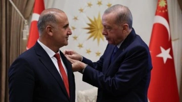 İYİ Parti'den AK Parti'ye geçen Kaya'ya rozetini Cumhurbaşkanı Erdoğan taktı