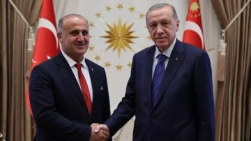İYİ Parti'den AK Parti'ye geçen Kaya'ya rozetini Erdoğan taktı