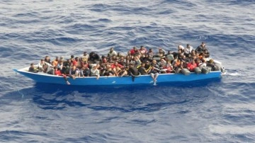 İzmir açıklarında 241 düzensiz göçmen kurtarıldı
