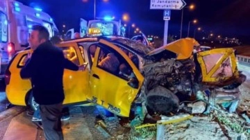 İzmir’de ticari taksi bariyerlere çarptı: 1 ölü, 5 yaralı