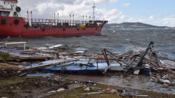 İzmir'de Aliağa'da bir balıkçı teknesi fırtına sebebiyle parçalandı