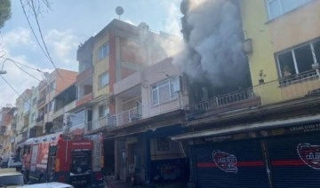 İzmir'de bir evde yangın çıktı: 3 kişi dumandan etkilendi