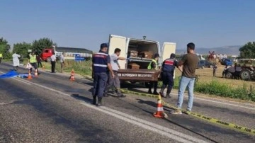 İzmir'de feci kaza: Araç yayalara çarptı, 1'i çocuk 2 ölü!