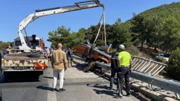 İzmir'de feci kaza! İki otomobile çarpıp takla atan otomobilin sürücüsü öldü!