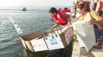 İzmir'de Kartondan Tekneler Yarışması Düzenlendi