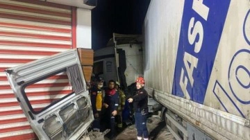 İzmir'de korkunç kaza! TIR ile minibüs çarpıştı: 2 ölü, çok sayıda yaralı var