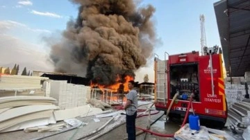 İzmir'de korkutan fabrika yangını! Çok sayıda itfaiye ekibi sevk edildi
