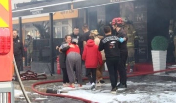 İzmir'de kozmetik mağazası deposunda yangın: Mahsur kalanlar var