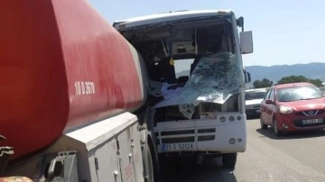 İzmir'de maden işçilerini taşıyan servis kaza yaptı