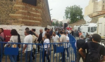 İzmir'de oy torbalarının teslim edildiği ilçe seçim kurulları önünde yoğunluk