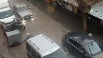 İzmir'de sağanak yağış: Yine sokakları su bastı