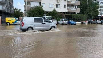 İzmir'de su borusu patladı, ev ve iş yerlerini su bastı!